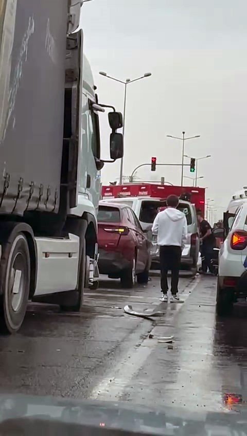 Suv Tarzı Araç İle Minibüs Çarpıştı: 1 Yaralı