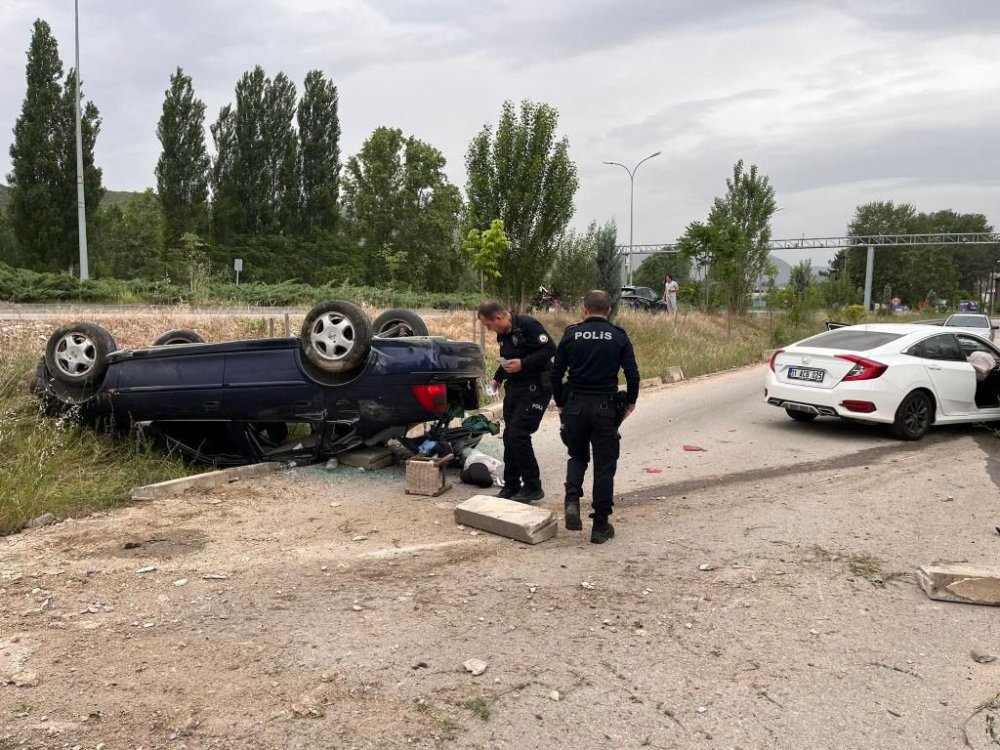 YHT Kavşağında Kaza! 3 Kişi Yaralandı