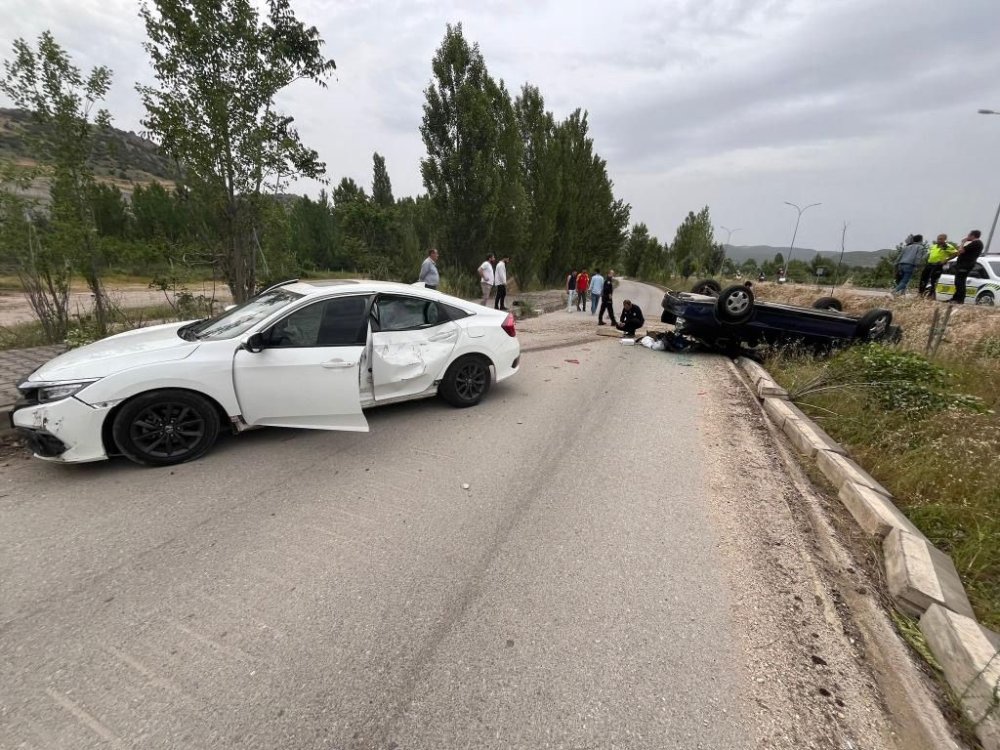 YHT Kavşağında Kaza! 3 Kişi Yaralandı