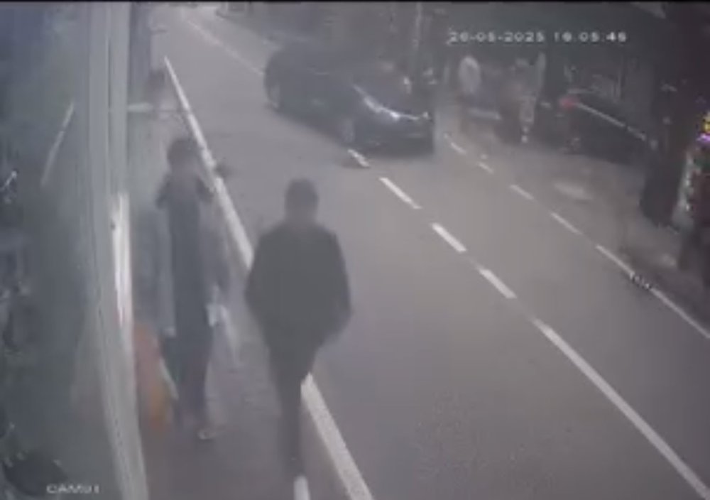 Ani Dönüş Yapan Otomobil Scooter Sürücüsüne Böyle Çarptı