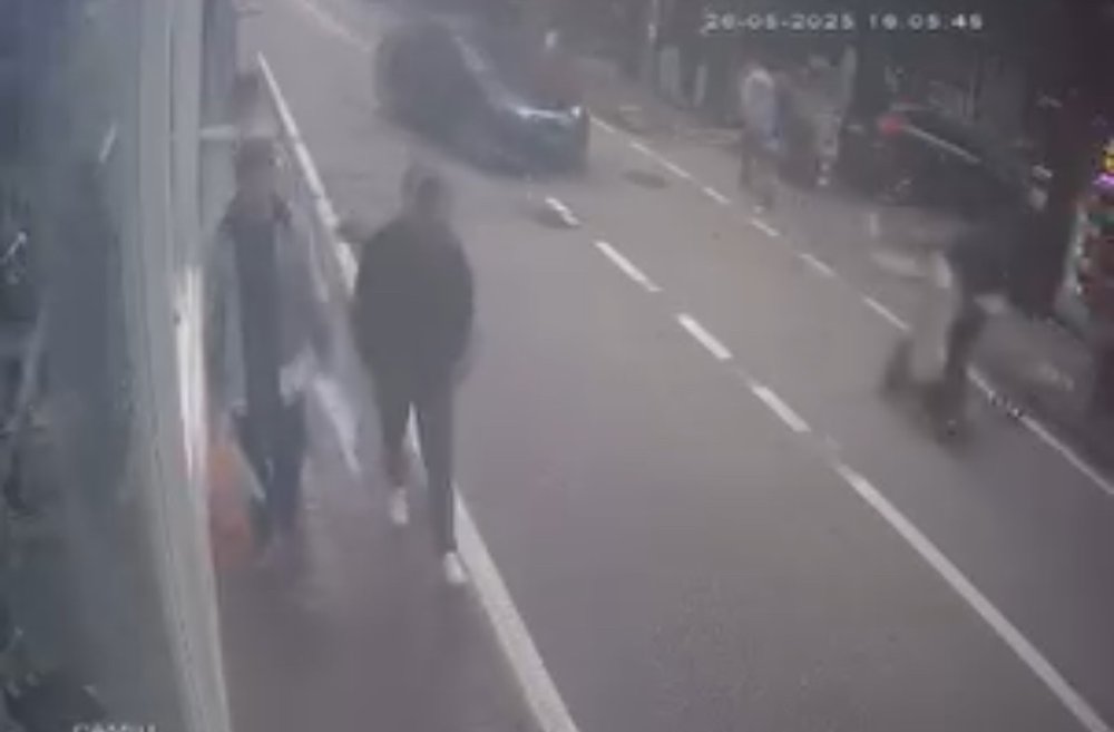 Ani Dönüş Yapan Otomobil Scooter Sürücüsüne Böyle Çarptı