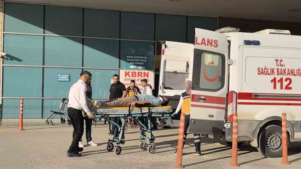 İki Otomobil Kafa Kafaya Çarpıştı: 3 Yaralı