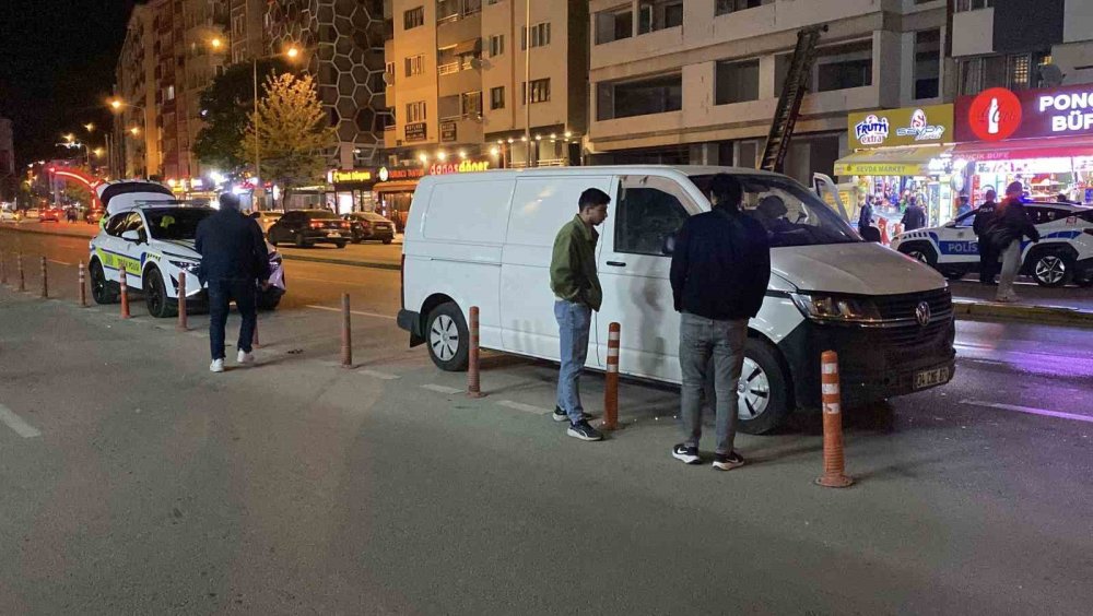 Önündeki Araca Arkadan Çarpan Motosikletli Kurye Yaralandı