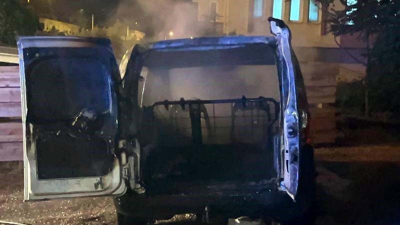 Park Halindeki Araç Alev Topuna Döndü