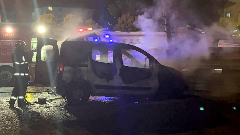 Park Halindeki Araç Alev Topuna Döndü