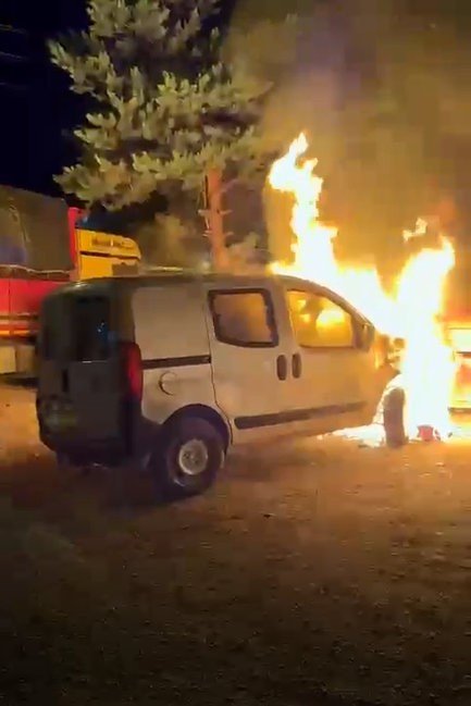 Park Halindeki Araç Alev Topuna Döndü