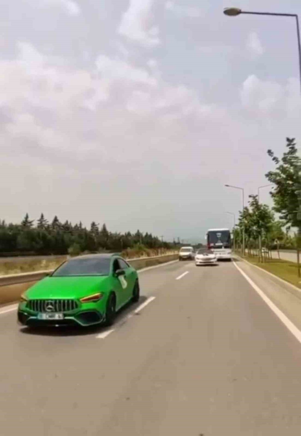 Yolcu Otobüsü Düğün Konvoyuna Girdi, Konvoyda Tehlikeli Anlar Kameraya Yansıdı