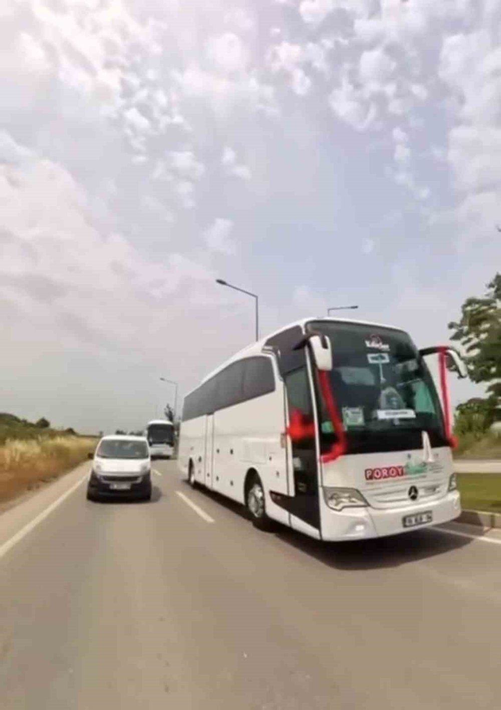 Yolcu Otobüsü Düğün Konvoyuna Girdi, Konvoyda Tehlikeli Anlar Kameraya Yansıdı