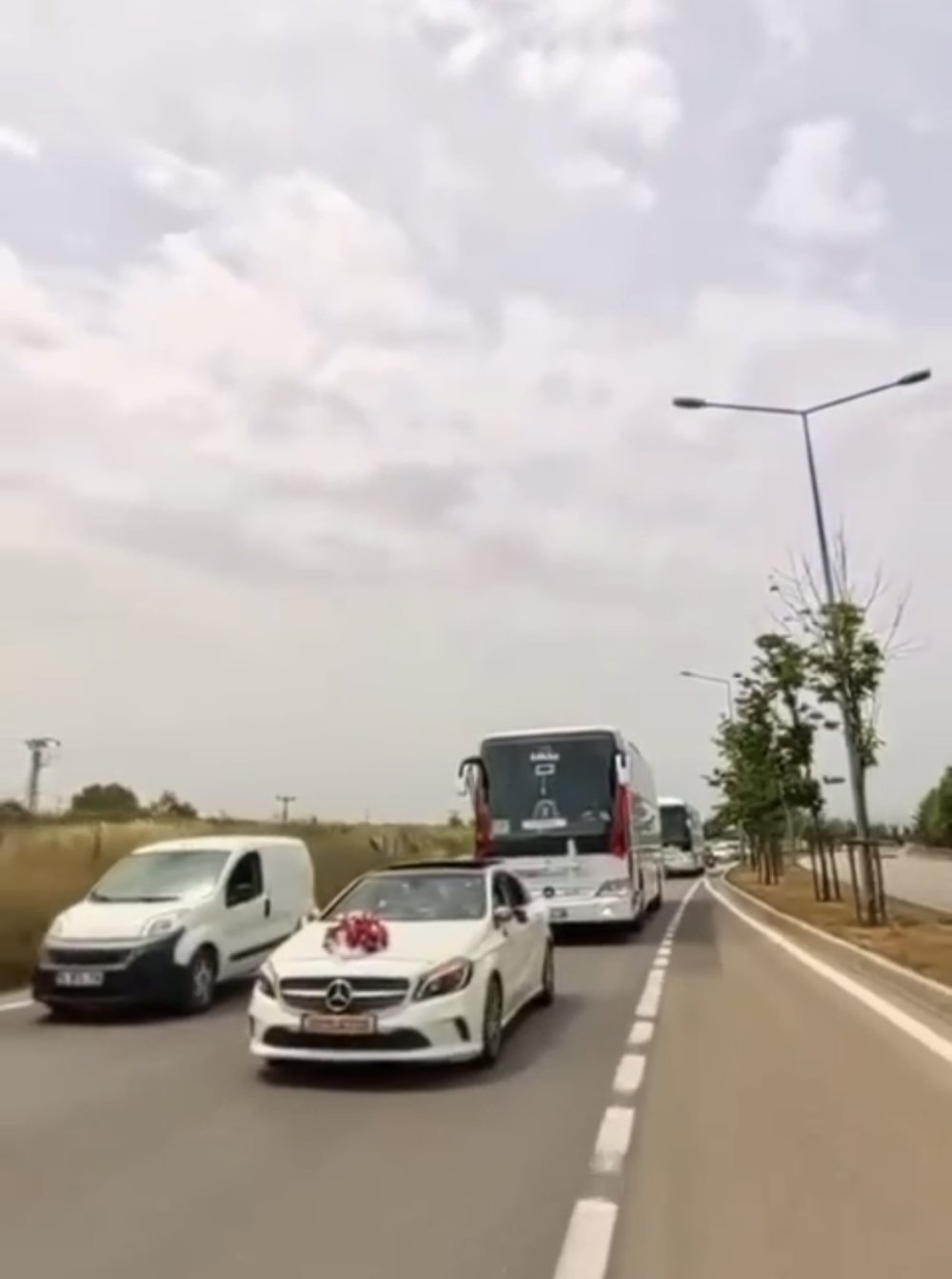 Yolcu Otobüsü Düğün Konvoyuna Girdi, Konvoyda Tehlikeli Anlar Kameraya Yansıdı