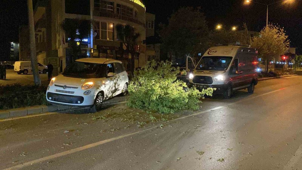 Kaza Sonrası Aracı Ve Yaralıları Bırakıp Kaçtı