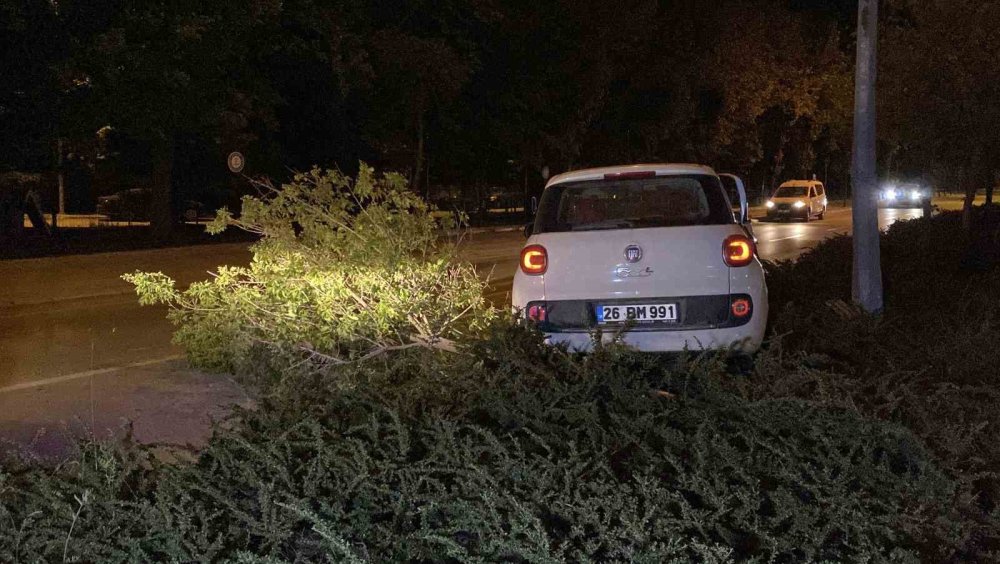 Kaza Sonrası Aracı Ve Yaralıları Bırakıp Kaçtı
