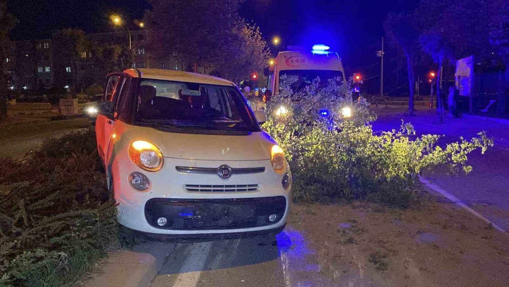 Kaza Sonrası Aracı Ve Yaralıları Bırakıp Kaçtı