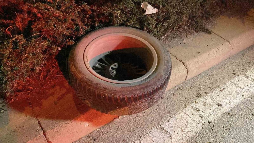 Kaza Sonrası Aracı Ve Yaralıları Bırakıp Kaçtı