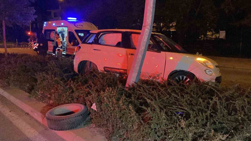 Kaza Sonrası Aracı Ve Yaralıları Bırakıp Kaçtı