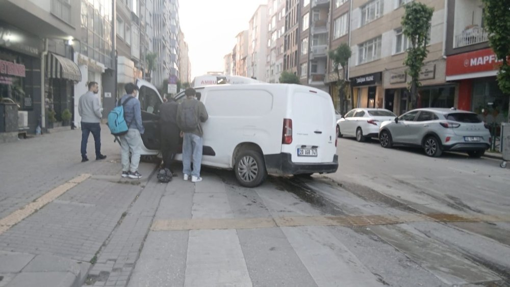 Kaza Yapan Araç İşletmenin Duvarına Çarptı