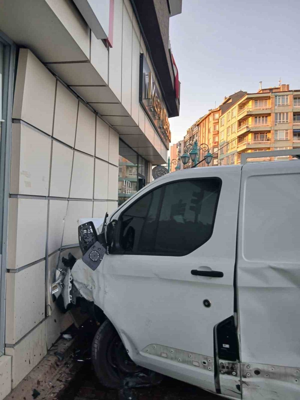 Kaza Yapan Araç İşletmenin Duvarına Çarptı