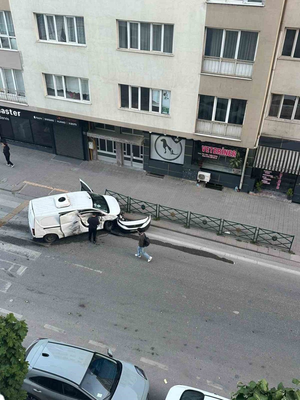 Kaza Yapan Araç İşletmenin Duvarına Çarptı