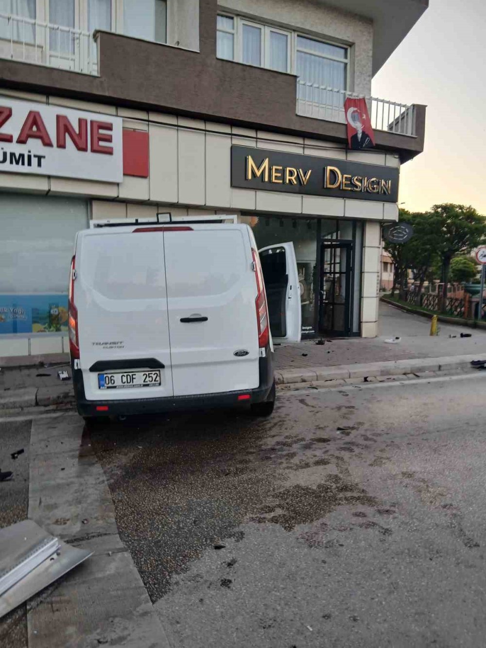 Kaza Yapan Araç İşletmenin Duvarına Çarptı