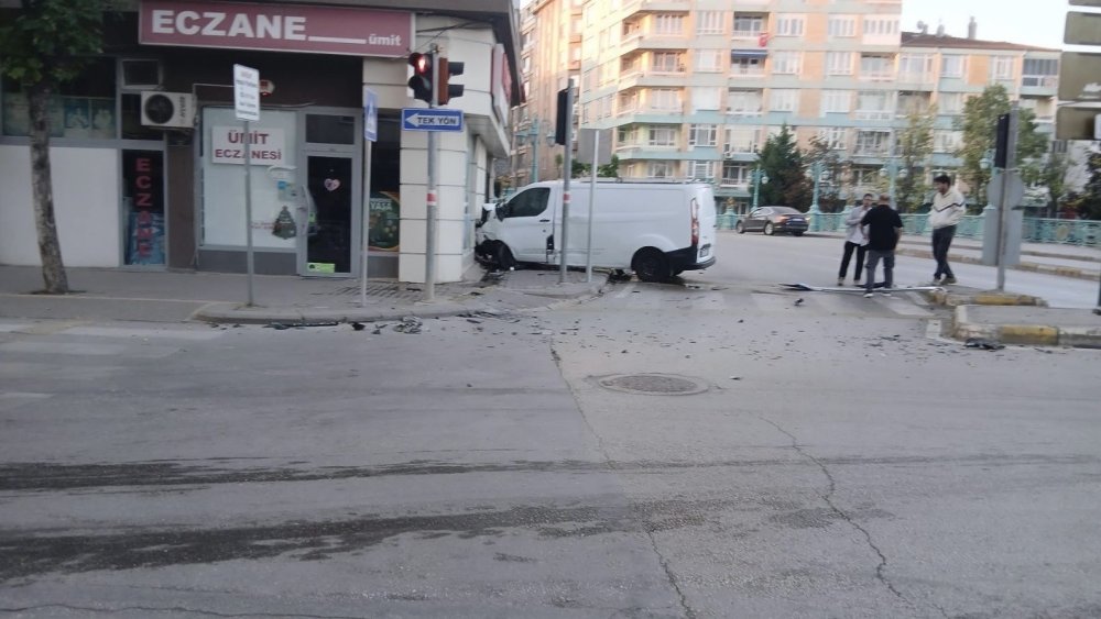 Kaza Yapan Araç İşletmenin Duvarına Çarptı