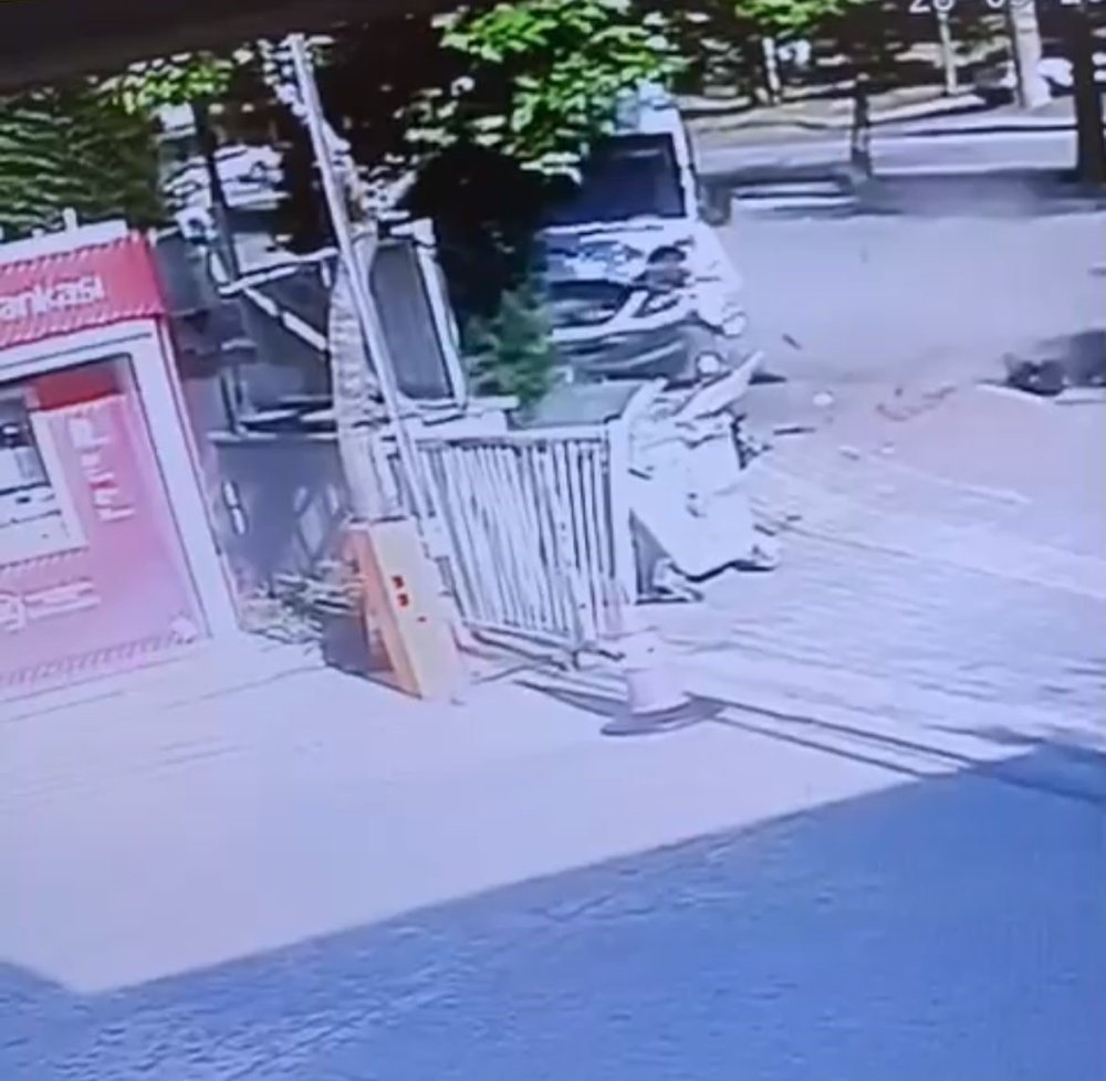 Servis Aracının Altında Kaldı!