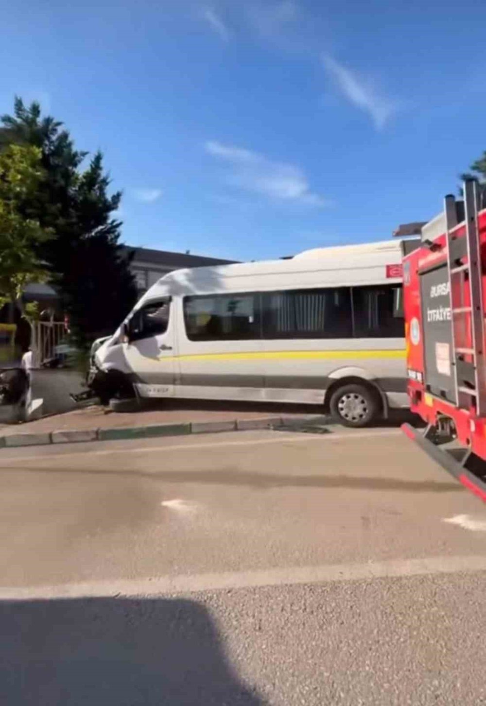Servis Aracının Altında Kaldı!