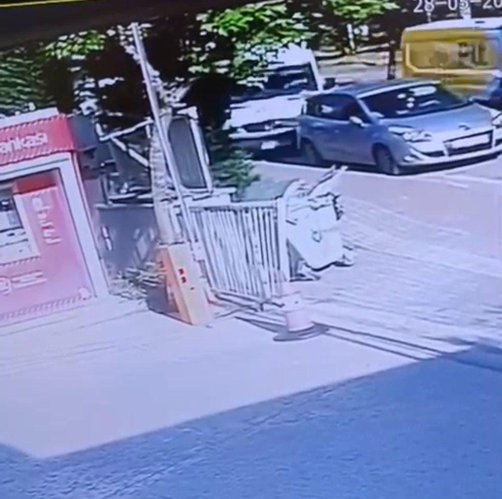 Servis Aracının Altında Kaldı!