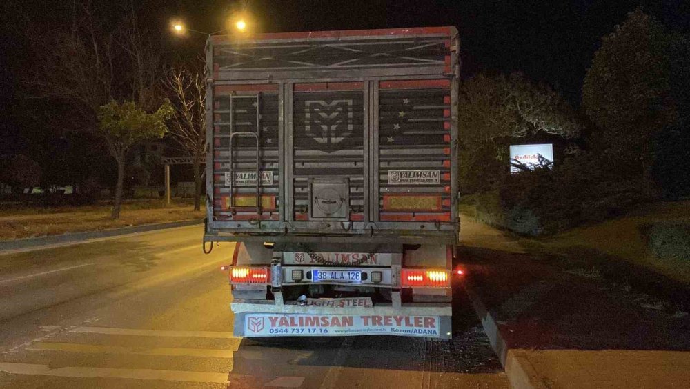 Tıra Arkadan Çarpan Otomobil Kullanılmaz Hale Geldi