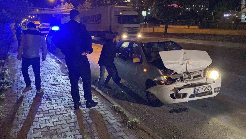 Tıra Arkadan Çarpan Otomobil Kullanılmaz Hale Geldi
