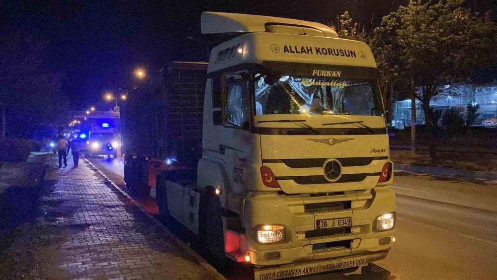 Tıra Arkadan Çarpan Otomobil Kullanılmaz Hale Geldi