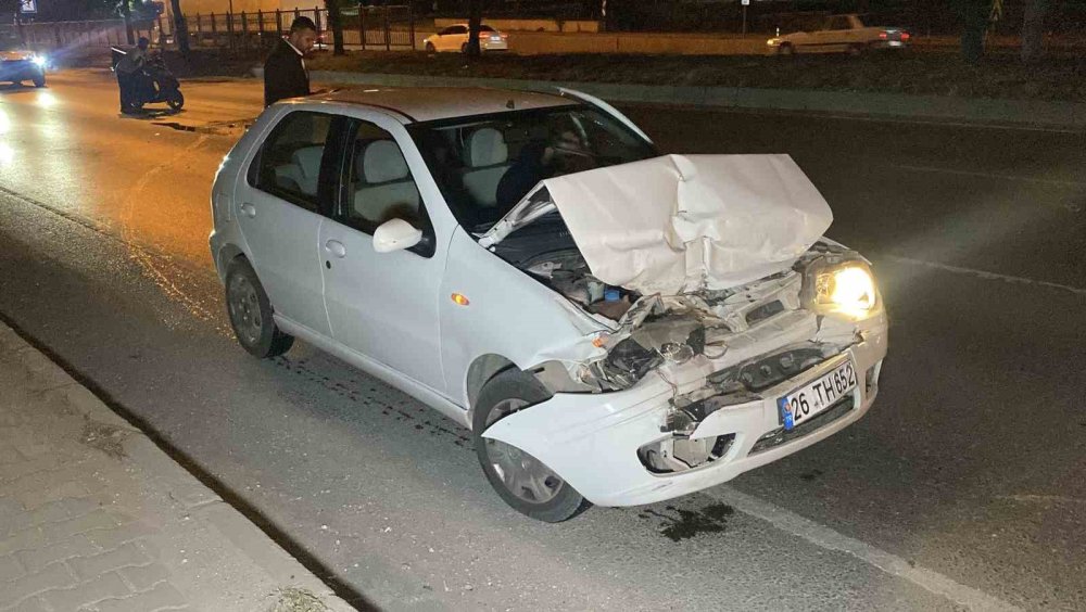 Tıra Arkadan Çarpan Otomobil Kullanılmaz Hale Geldi