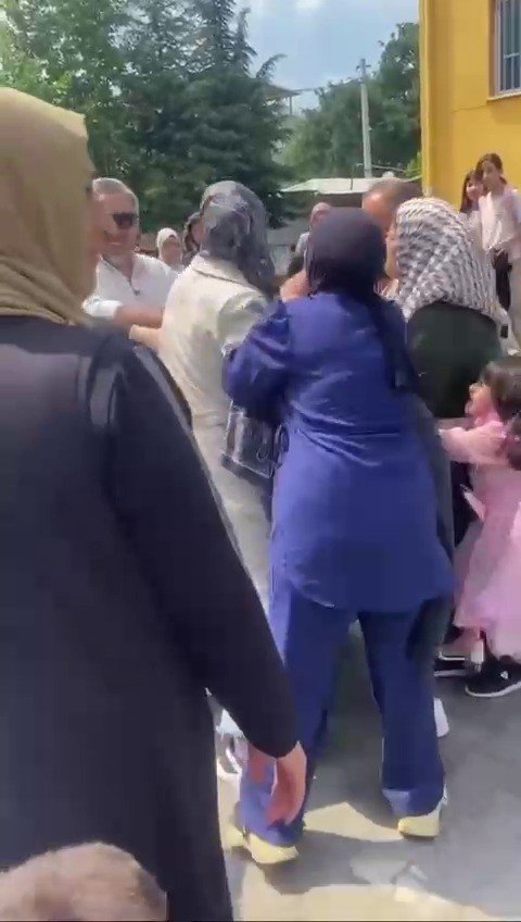 Çocukların Okuma Bayramında Veliler Böyle Kavga Etti