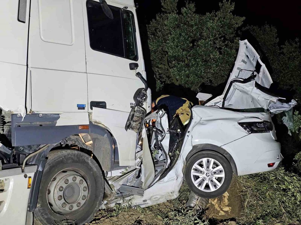 Feci Kaza: Tır Otomobili Biçti!