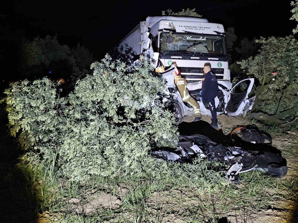 Feci Kaza: Tır Otomobili Biçti!