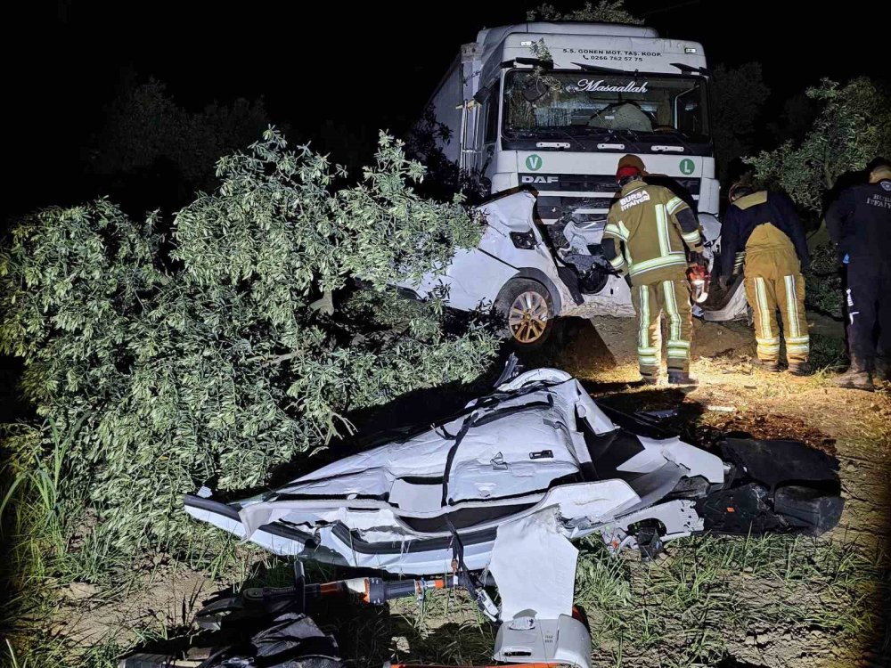 Feci Kaza: Tır Otomobili Biçti!