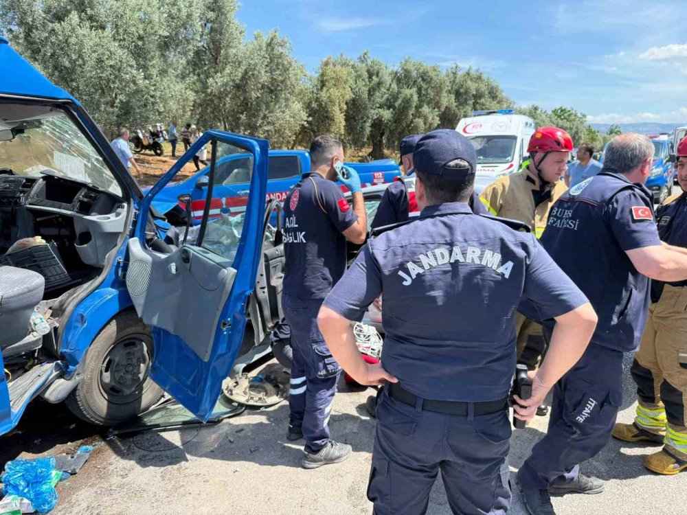 Hatalı Sollama Yapan Otomobil Jandarma Ekibiyle Çarpıştı: 1 Ölü 2 Yaralı