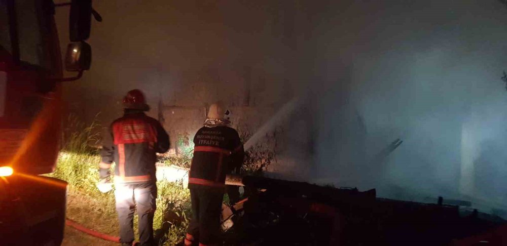 Samanlıkta Başlayan Yangın Ahşap Eve Sıçradı