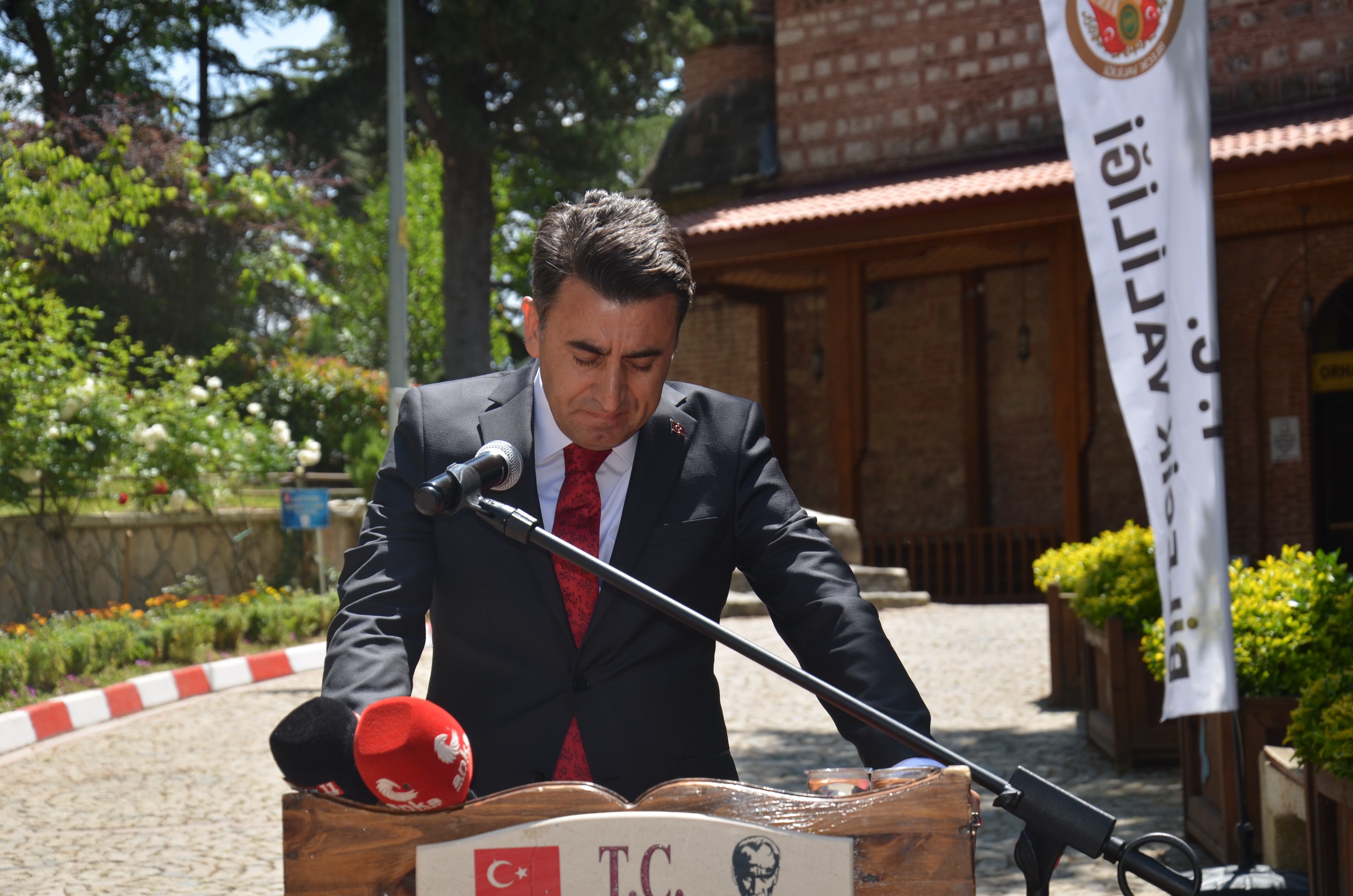 vali-aygol-goz-yaslarina-hakim-olamadi-1.jpg