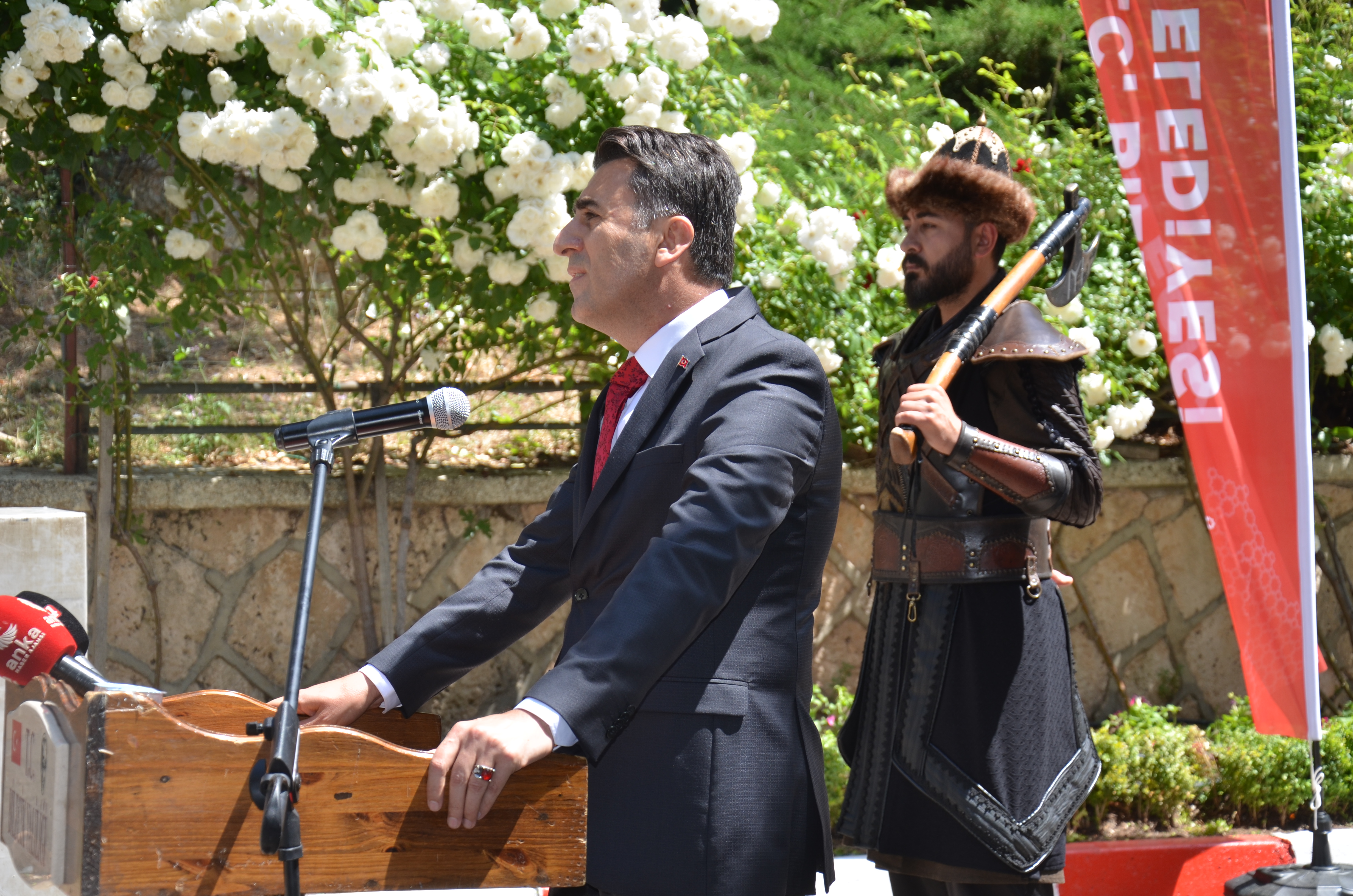 vali-aygol-goz-yaslarina-hakim-olamadi-2.jpg