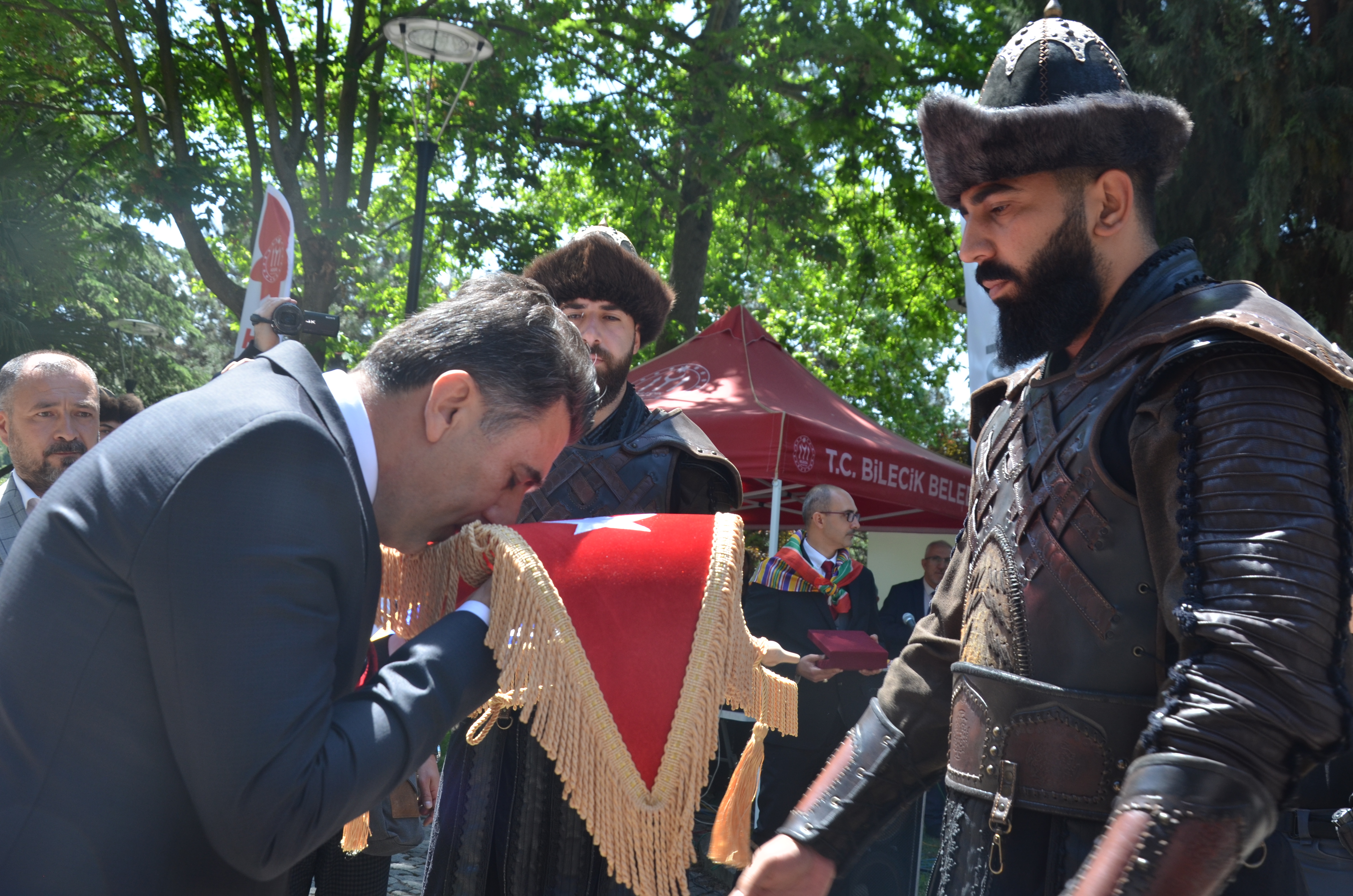 vali-aygol-goz-yaslarina-hakim-olamadi-4.jpg