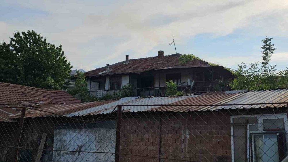 2 Katlı Ahşap Evde Yangın Çıktı