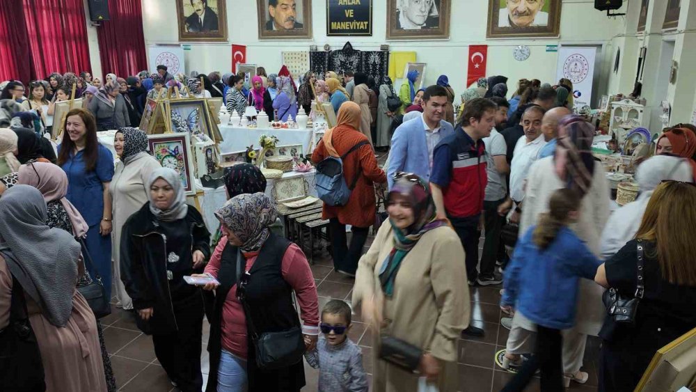 Halk Eğitim Merkezi Yıl Sonu Sergisi Göz Kamaştırdı