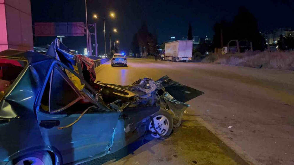 Kontrolden Çıkan Otomobil Önce Tıra Sonra Bariyerlere Çarptı!