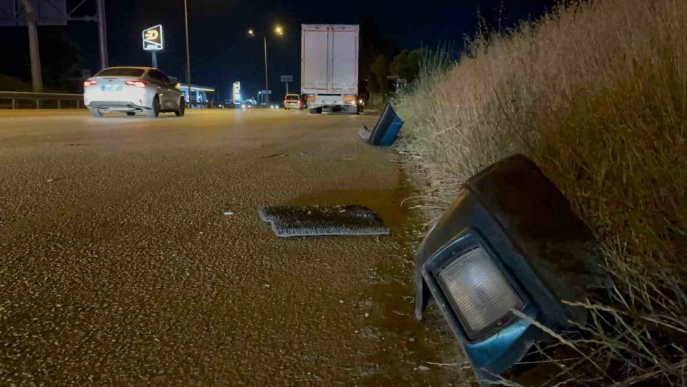 Kontrolden Çıkan Otomobil Önce Tıra Sonra Bariyerlere Çarptı!