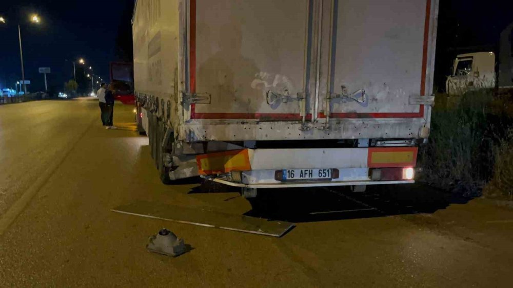 Kontrolden Çıkan Otomobil Önce Tıra Sonra Bariyerlere Çarptı!
