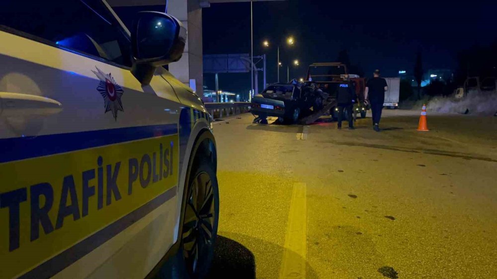 Kontrolden Çıkan Otomobil Önce Tıra Sonra Bariyerlere Çarptı!
