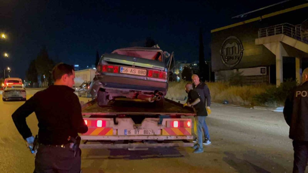 Kontrolden Çıkan Otomobil Önce Tıra Sonra Bariyerlere Çarptı!