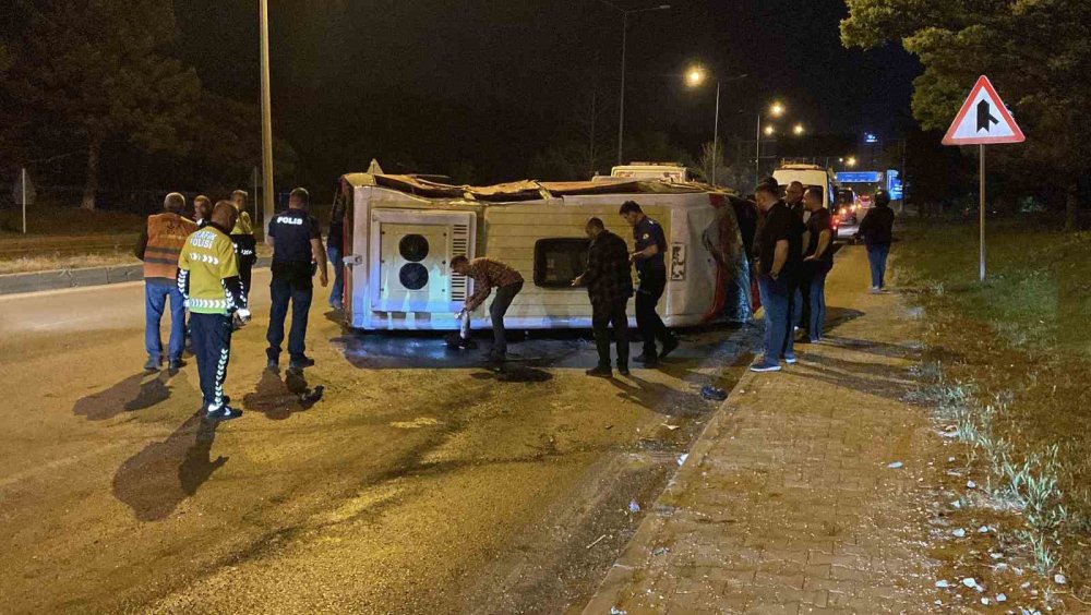 Takla Atan Minibüs Hurdaya Döndü: 1 Yaralı