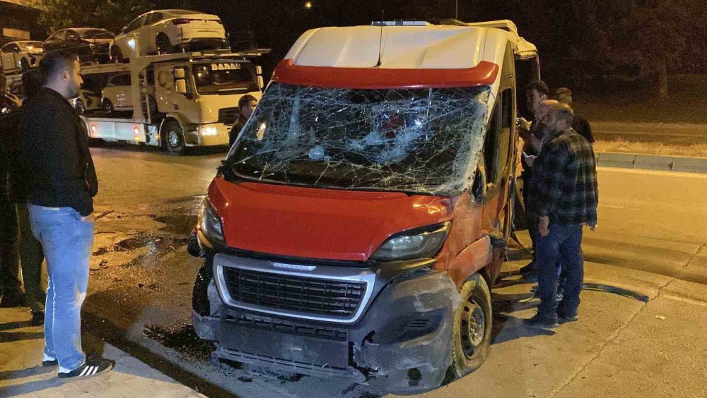Takla Atan Minibüs Hurdaya Döndü: 1 Yaralı