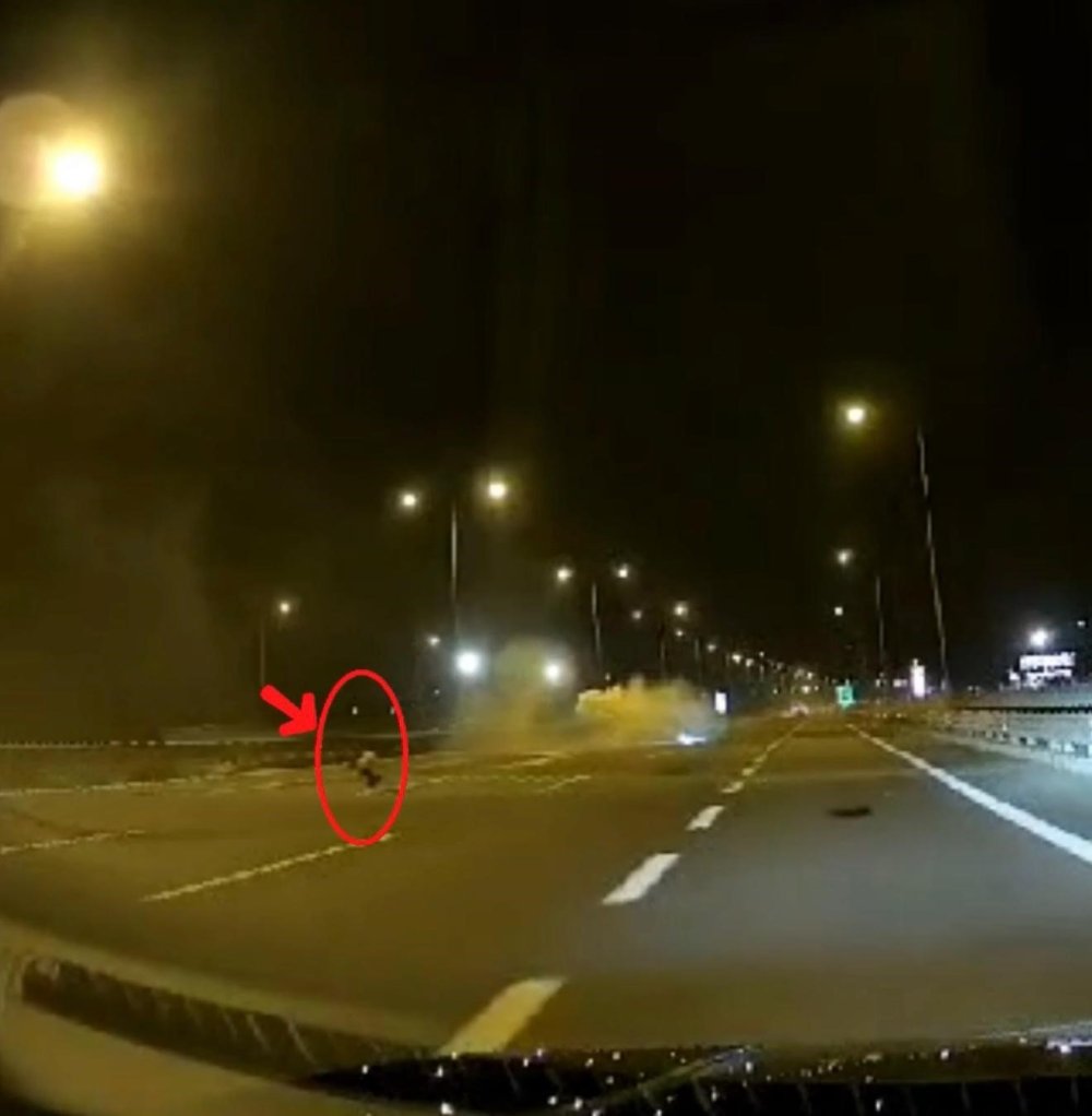 9 Yaşındaki Çocuk Taklalar Atan Otomobilden Yola Savruldu