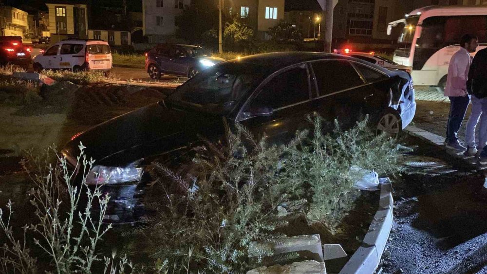 Ara Sokaktan Çıkan Araç Seyir Halindeki Otomobille Çarpıştı